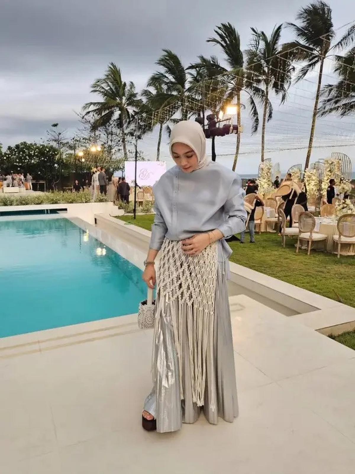 7 Inspirasi Model Baju Kondangan Kekinian dari Artis Tanah Air