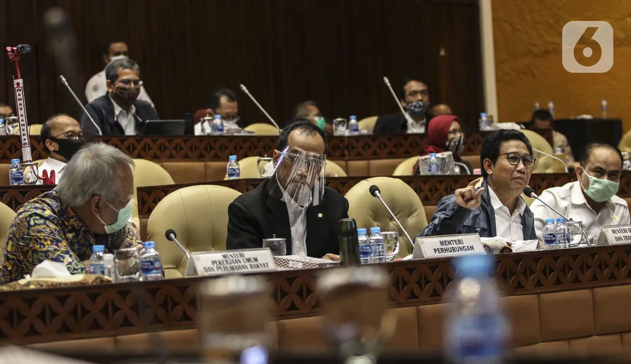 Menteri PUPR Basuki Hadimuljono (kiri), Menhub Budi Karya Sumadi (kedua kiri), dan Mendes PDTT Abdul Halim Iskandar (kedua kanan) rapat kerja membahas Laporan Hasil Pembahasan BPK Semester I dan II/2019 dengan Komisi V DPR di Kompleks Parlemen, Jakarta, Rabu (15/7). (Liputan6.com/Johan Tallo)