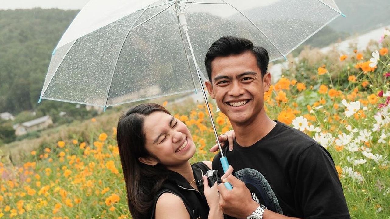 Pratama Arhan, pemain sepak bola yang menjadi bintang di Timnas Indonesia, menarik perhatian publik ketika berita pernikahannya dengan Azizah Salsha, selebgram dan putri anggota DPR RI, mencuat.