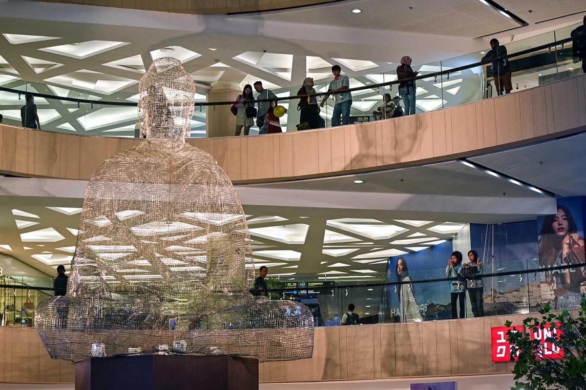 FOTO: Ribuan Anyaman Kawat Bentuk Rupang Buddha Transparan di Surabaya