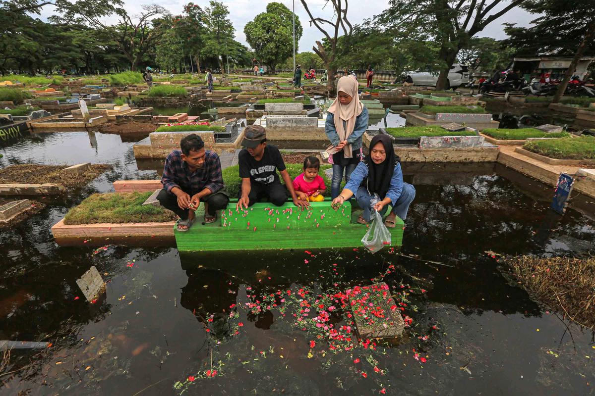 FOTO: Perjuangan Warga Berziarah di Tengah Banjir TPU Semper