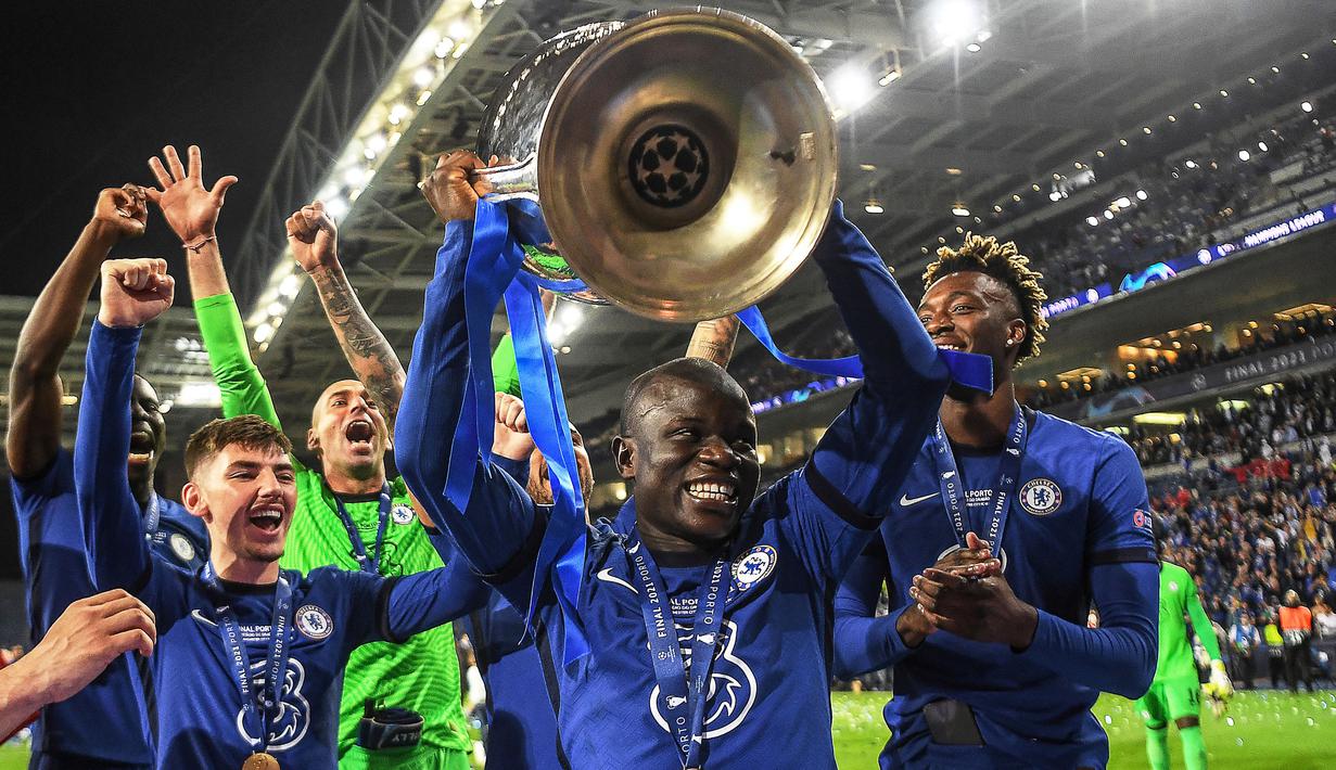 N'Golo Kante dinobatkan sebagai Gelandang terbaik di Liga Champions 2020/2021. Kontribusinya di lini tengah berhasil mengantarkan Chelsea sebagai juara Liga Champions musim itu. Kante berhasil mengoleksi 263 poin dari pemungutan suara tersebut. (Foto: AFP/Pool/David Ramos)