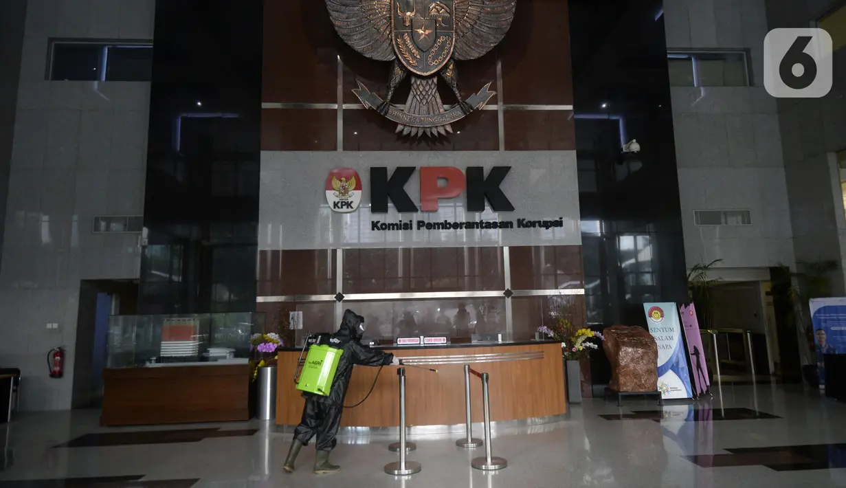 Petugas menyemprotkan cairan disinfektan di lobby Gedung KPK, Jakarta, Jumat (5/6/2020). Langkah tersebut sebagai upaya preventif pencegahan penularan virus corona COVID-19 jelang new normal di tengah pandemi. (merdeka.com/Dwi Narwoko)