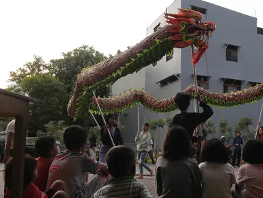 Sanggar Shen Lung Jakarta melakukan latihan tarian naga liong dan barongsai rutin di Kawasan Jatinegara, Kamis (8/2/2024). (merdeka.com/Imam Buhori)