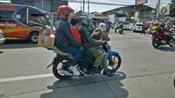 Pemudik sepeda motor melintas di Jalur Pantura, Jawa Barat, Minggu (2/6/2019). Sejumlah pemudik sepeda motor terpantau mengabaikan keselamatan dengan membawa barang bawaan dan penumpang melebihi kapasitas. (Liputan6.com/Herman Zakharia)
