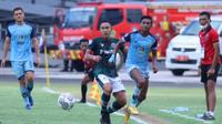 Duel antara Persela Lamongan kontra Persikabo 1973, Rabu (9/3/2022). Bola.com/Nandang Permana)