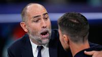 Pelatih Juventus, Igor Tudor berbicara dengan pelatih Real Madrid, Xabi Alonso sebelum kickoff Liga Champions, 23 Oktober 2025. (AP Photo/Manu Fernandez)