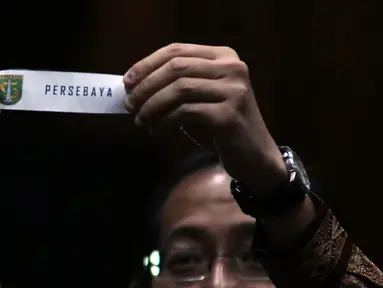 Perwakilan PWC mengangkat hasil undian peserta Babak 8 Besar Piala Presiden 2018 saat pengundian di Jakarta, Rabu (31/1). Babak 8 Besar Piala Presiden 2018 berlangsung di Solo pada 3-4 Februari. (Liputan6.com/Helmi Fithriansyah)