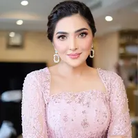 Di acara siraman Aaliyah dan Thariq, Ashanty mengenakan kebaya brokat pink dengan middle square neck dipadukan bawahan kain batiknya dari @deafebrindagallery. [@ashanty_ash].