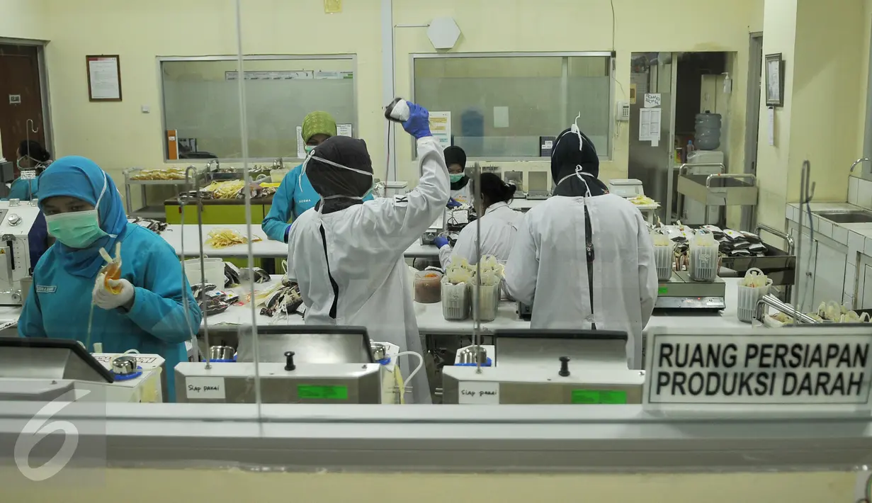 Petugas memproses kantong darah di Unit Transfusi Darah PMI Provinsi DKI Jakarta, Kamis (28/1). PMI mengantisipasi kenaikan permintaan kebutuhan darah akibat mewabahnya penyakit Demam Berdarah Dengue (DBD) di Jabodetabek. (Liputan6.com/Gempur M Surya)