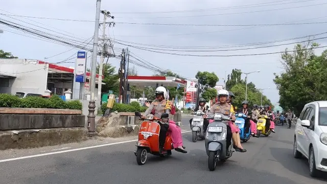 Polisi purnabakti diarak naik vespa keliling Kota Pemalang. (Foto: Liputan6.com/Humas Polres Pemalang)