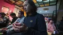 Karyawan KLY menundukkan kepala saat mengikuti doa bersama untuk Arie Basuki dan empat jurnalis lainnya yang hilang kontak saat meliput aktivitas Gunung Anak Krakatau di perairan Selat Sunda, Kamis (10/9/2026). (KLY/Budy Santoso)