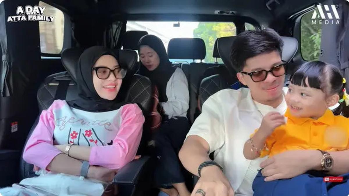 6 Detail Outfit Kasual Aurel Hermansyah Antar Ameena di Hari Pertama Sekolah