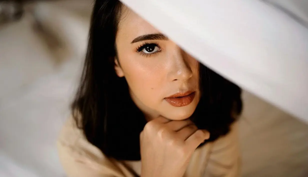 Soal makeup yang dipunya, Pamela mengaku tak punya banyak. Item yang terpenting dari gayanya yang selalu fresh adalah foundation, lipstik, dan blush on. wanita 26 tahun ini juga memilih warna-warna kalem untuk sehari-hari ataupun diacara formal.(Liputan6.com/IG/@pammybowie)