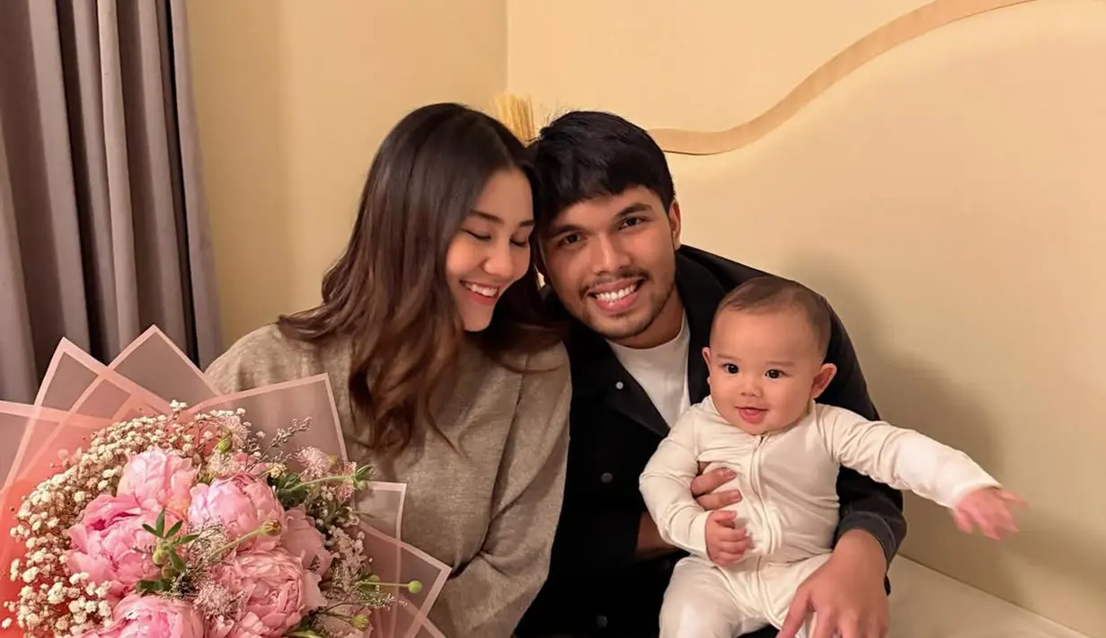 Kali pertama merayakan Hari Ibu, Aaliyah Massaid dapat hand bouquet dari suami dan anak. Di atas kasur, ia tampil nyaman berbalut baju tidur lengan panjang cokelat dan celana putih [@aaliyah.massaid]