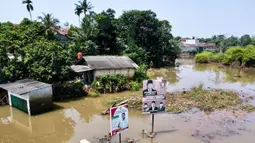 Sejumlah rumah warga terdampak banjir dengan ketinggian air hampir mencapai satu meter. (BAY ISMOYO/AFP)
