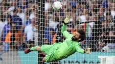 Kiper Liverpool Alisson menghentikan tembakan penalti dari gelandang Chelsea Mason Mount Chelsea pada akhir partai final Piala FA di Stadion Wembley pada Minggu (16/5/2022) dini hari WIB. Liverpool sukses menjuarai Piala FA 2021/2022. The Reds mengalahkan Chelsea lewat adu penalti. (AP Photo/Ian Walton)