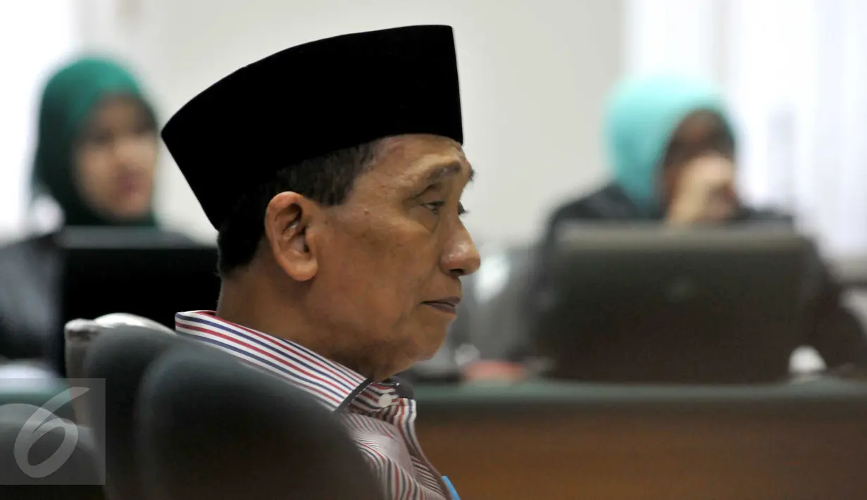 Terdakwa penerima suap kasus jual beli gas alam Bangkalan, Fuad Amin menjalani sidang pembacaan vonis di Pengadilan Tipikor, Jakarta, Senin (19/10). Mantan Bupati Bangkalan itu divonis 8 tahun penjara dan denda Rp 1 miliar. (Liputan6.com/Helmi Afandi)