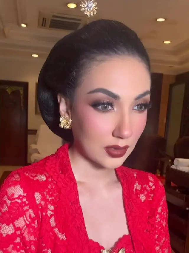 Gaya Ghina Raihanah saat Pakai Kebaya (Foto: Instagram @ghinarai)