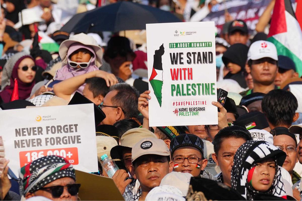 FOTO: Indonesia Melawan Genosida: Ribuan Pengunjuk Rasa Serukan Keadilan untuk Palestina