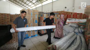 Manager Corporate Affairs JICT Indira Lestari (kanan) menyerahkan bantuan 4 tenda darurat kepada tim ACT di Gudang IHC-ACT Parung, Bogor, Jumat (12/10). Bantuan diperuntukkan kepada korban gempa dan tsunami di Palu dan Donggala. (Liputan6.com/HO/Arif)