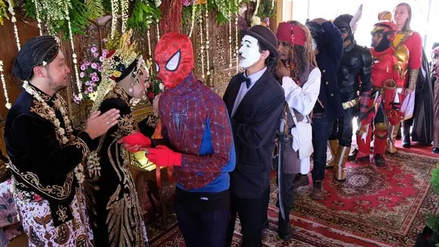 6 Potret Tamu Pernikahan Pakai Kostum Superhero Ini Nyeleneh Banget
