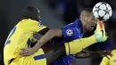 Pemain Porto, Danilo (kiri) berusaha menghadang laju pemain Leicester City, Islam Slimani pada laga grup G Liga Champion di King Power Stadium, Rabu (27/9/2016) dini hari WIB. (AFP/Adrian Dennis)