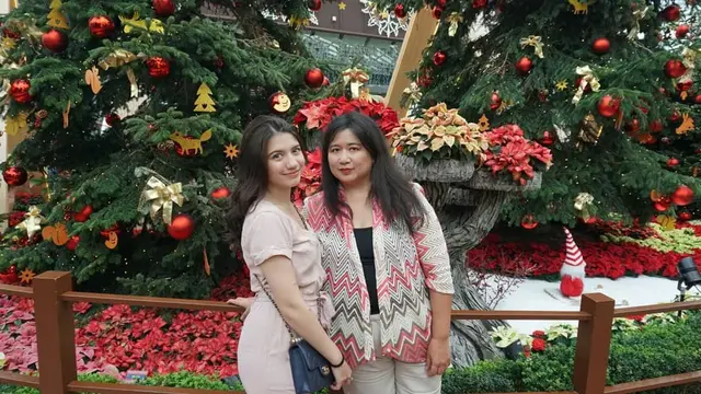 Jarang Tersorot, Ini 6 Potret Kebersamaan Cassandra Lee dan Ibunda