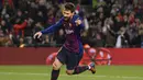 Kini sang ayah punya tanggung jawab penuh dalam mengurusi kontrak sang anak di Barcelona. Terlebih lagi sang ayah juga turun tangan dalam membantu Messi dalam masalah pajak di Spanyol. (AFP/ Josep Lago)