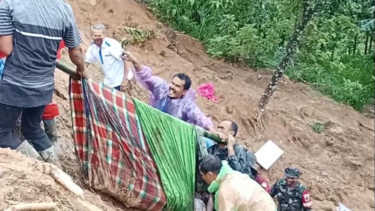 3 Anggota TNI Hilang saat Evakuasi Warga di Bencana Longsor Sumatera Barat, 1 Ditemukan Gugur3 Anggota TNI Hilang saat Evakuasi Warga di Bencana Longsor Sumatera Barat, 1 Ditemukan Gugur