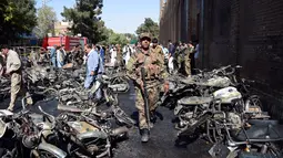 Militer Afghanistan tiba di lokasi ledakan bom yang terjadi di luar masjid bersejarah, Masjid Jami, kota Herat, Selasa (6/6). Pejabat setempat menduga bom itu disembunyikan di sebuah sepeda motor, yang berada di area parkir masjid. (HOSHANG HASHIMI/AFP)