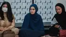 Di momen tersebut, Syifa tampil berbeda dengan mengenakan hijab dan busana syar'i. (Instagram/syifahadjureal).