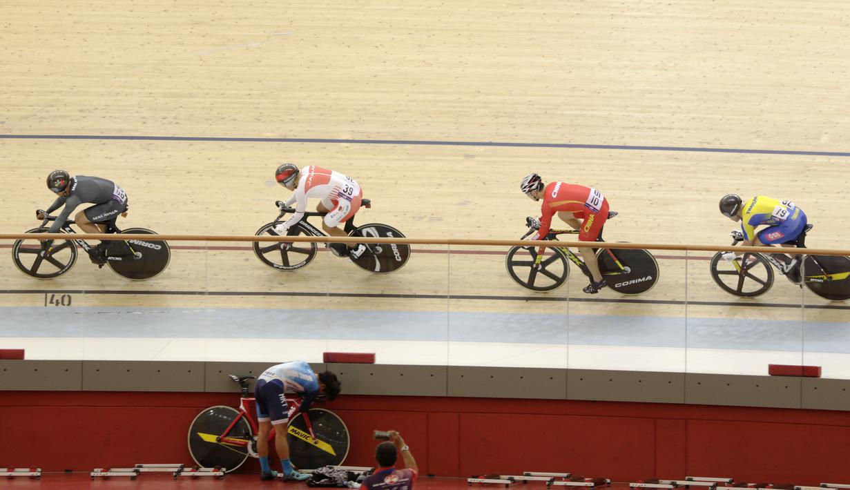 Para pesepeda memacu kecepatan pada nomor Men Junior Keirin saat Asian Track Championship 2019 di Jakarta International Veledrome, Jakarta, Kamis (10/1). Kejuaran balap sepeda ini akan berlangsung hingga Minggu (13/1). (Bola.com/Yoppy Renato)