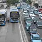 Bus Transjakarta melintas di Jalan Hayam Wuruk, Jakarta Pusat, Kamis (26/4). Target itu akan dilakukan dengan upaya penambahan armada dan pemanfaatan rute serta integrasi dengan moda transportasi lain. (Liputan6.com/Yoppy Renato)