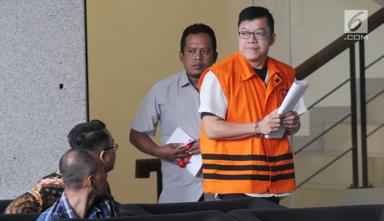 Pemegang saham mayoritas PT Bintuni Energy Persada David Manibui usai menjalani pemeriksaan di Gedung KPK, Jakarta, Selasa (24/9/2019). Dia diperiksa sebagai tersangka dugaan suap pengadaan pekerjaan peningkatan jalan di Kabupaten Jayapura pada APBD-P Pemprov Papua TA 2015. (merdeka.com/Dwi Narwoko)