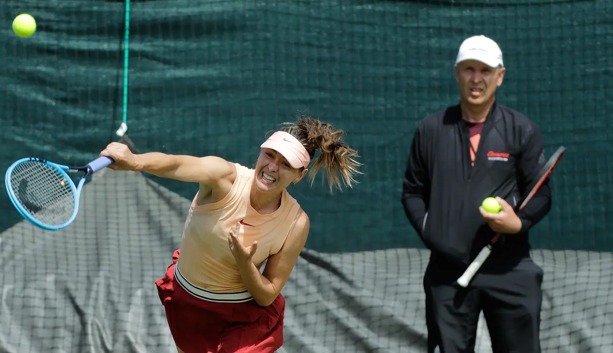 Petenis Rusia Maria Sharapova mengembalikan bola saat sesi latihan jelang bertanding di Kejuaraan Tenis Wimbledon 2019 di London, Inggris (30/6/2019). Sharapova akan bertanding pada putaran pertama melawan petenis Prancis, P. Parmentier. (AP Photo/Ben Curtis)
