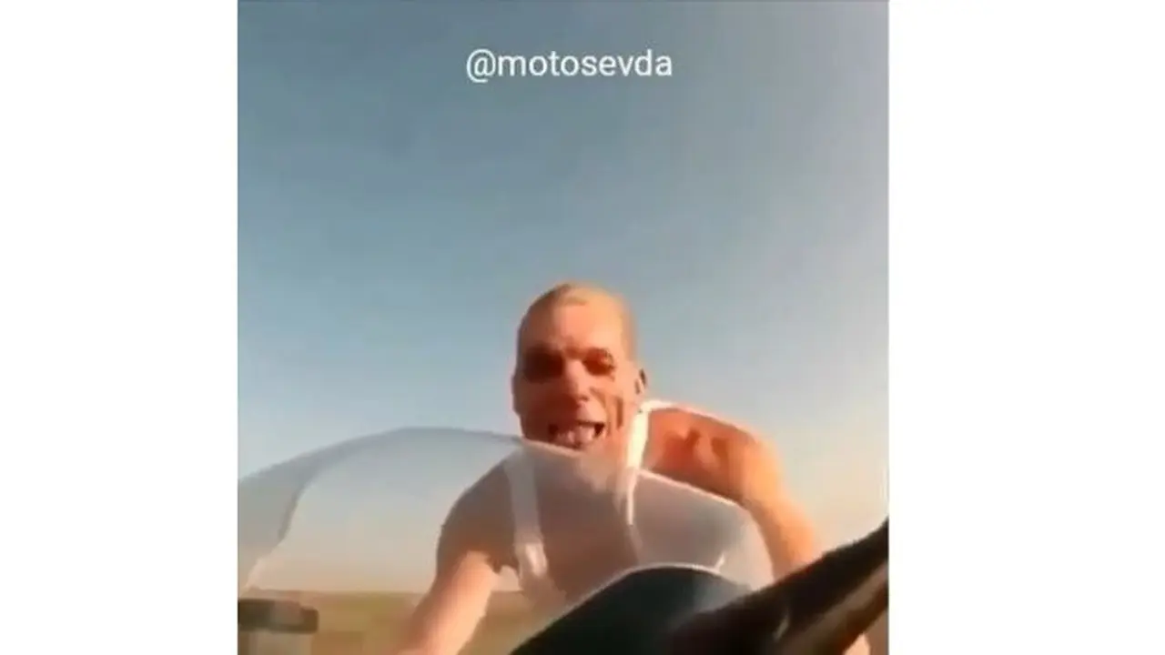 Pengendara motor yang tak pakai helm