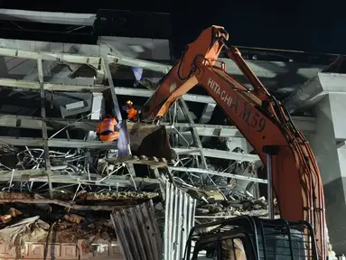 Tim SAR mencari korban yang masih tertimbun reruntuhan bangunan akibat ledakan gas pipa tanam di di Komplek Grand Polonia Medan, Kota Medan, Sumatera Utara, Senin (20/7/2026) malam. (Basarnas