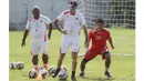 Pelatih Persija, Paulo Camargo, melatih penyelesaian akhir para striker Macan Kemayoran saat latihan di Lapangan Villa 2000, Tangerang, Selasa (3/5/2016). (Bola.com/Vitalis Yogi Trisna) 