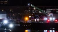 Tim tanggap darurat dikerahkan dalam operasi pencarian dan penyelamatan korban kecelakaan pesawat American Airlines di Sungai Potomac. (dok. Al Drago / GETTY IMAGES NORTH AMERICA / Getty Images via AFP)