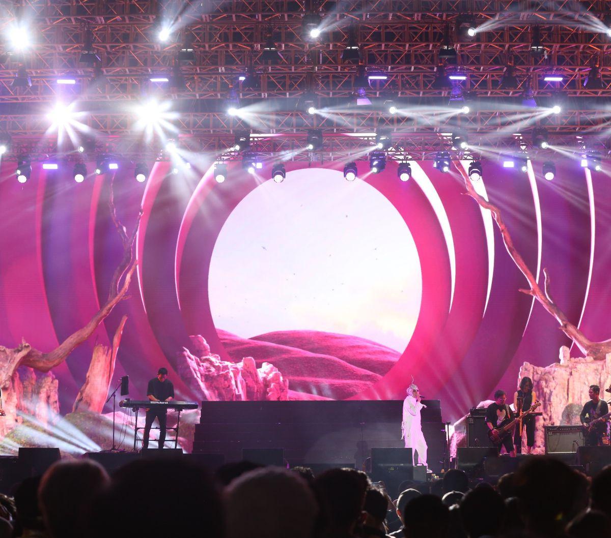 Sementara anggota kelima yaitu Laudya Chintya Bella tidak terlihat dalam grup vokal tersebut di panggung Synchronize Fest 2023.