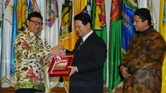 Menteri Dalam Negri, Tjahjo Kumolo bersama Ketua KPU Husni Kamil Manik  saat penyerahan Data Agregat Kependudukan per-Kecamatan (DAK2) dari kemendagri ke KPU di Kantor Kemendagri, Jakarta, Jumat (17/4/2015). (Liputan6.com/Herman Zakharia)
