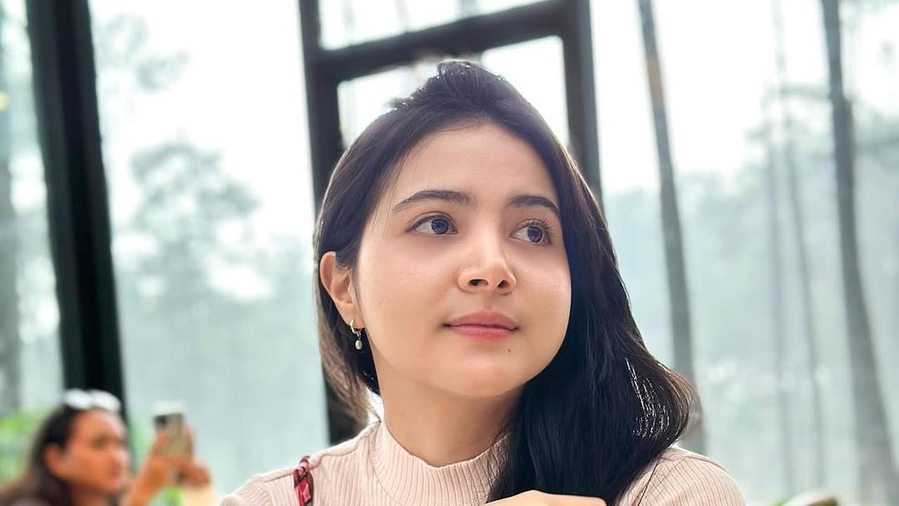 Profil Bulan Sutena, Penyanyi Cantik Asal Bali yang Berparas Bule