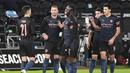 Para pemain Manchester City merayakan gol pertama ke gawang Swansea City yang dicetak bek Kyle Walker (kedua dari kiri) dalam laga babak kelima Piala FA 2020/21 di Liberty Stadium, Rabu (10/2/2021). Manchester City menang 3-1 atas Swansea City. (AFP/Rebecca Naden/Pool)