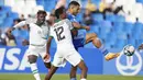 Pemain Nigeria, Benjamin Fredrick, menjaga ketat pemain Italia, Daniele Montevago, pada laga Grup D Piala Dunia U-20 2023 di Stadion Malvinas Argentina, Kamis (25/5/2023). Nigeria menang dua gol tanpa balas. (AP Photo/Natacha Pisarenko)