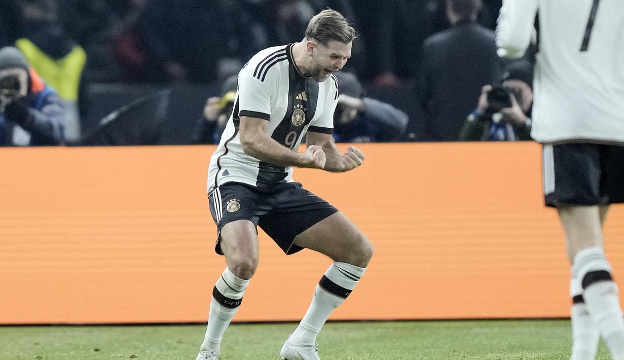 Selebrasi striker Timnas Jerman, Niclas Fullkrug setelah mencetak gol penyeimbang 2-2 ke gawang Timnas Turki pada laga uji coba internasional di Olympiastadion, Berlin, Minggu (19/11/2023) dini hari WIB. (AP Photo/Markus Schreiber)