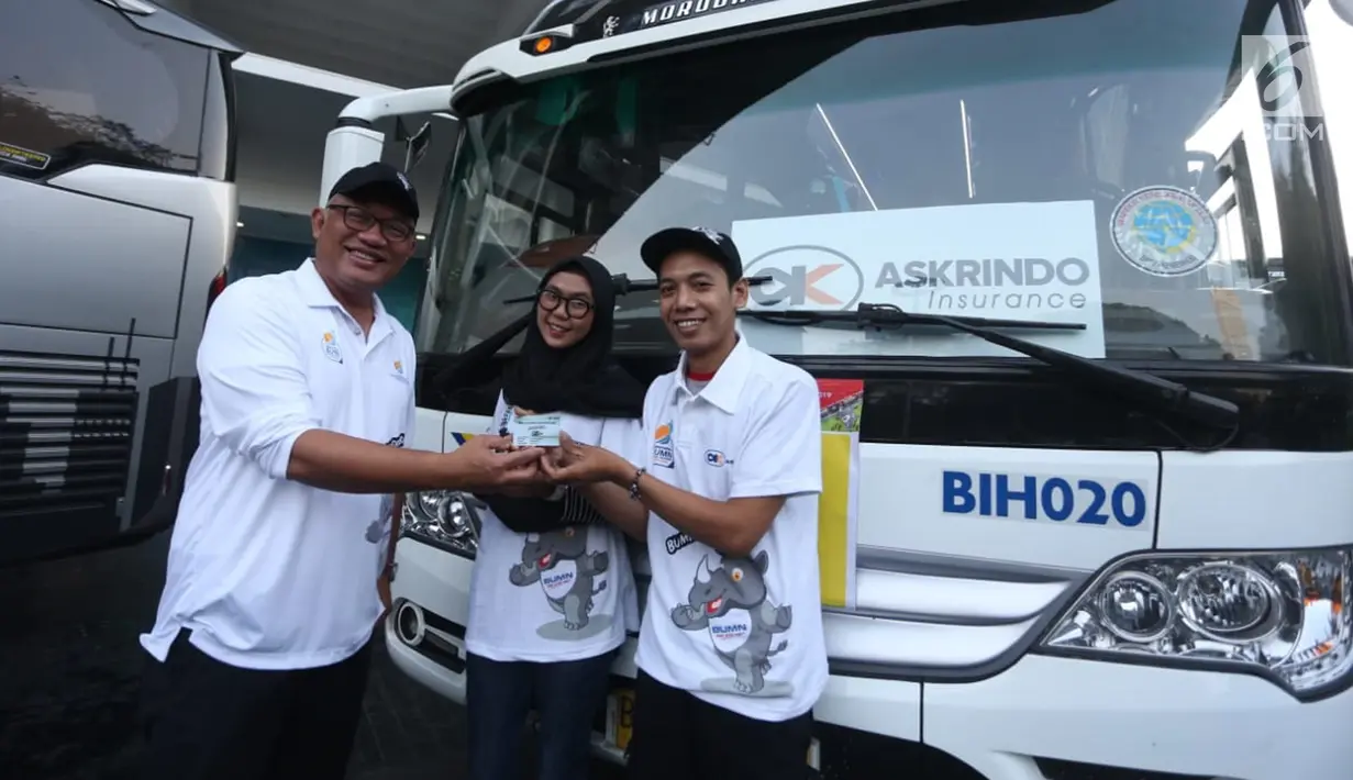 Direktur Utama Askrindo, Andrianto Wahyu Adi memberikan kartu Personal Accident Insurance secara gratis kepada pemudik pada acara Mudik Bareng BUMN 2019 di Gelora Bung Karno, Senayan, Jakarta Pusat, Kamis (30/5/2019). (Liputan6.com/HO/Iqbal)
