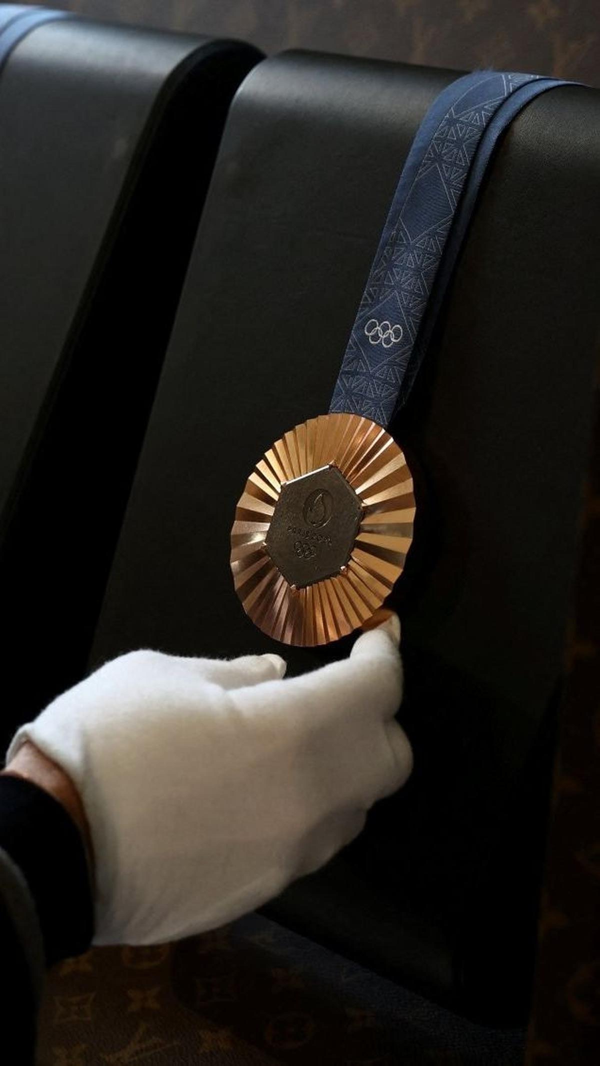 Brand tas mewah terbesar dan terkenal di dunia ini meluncurkan koper-koper khusus untuk Olimpiade 2024. Foto: REUTERS/Stephanie Lecocq<br>