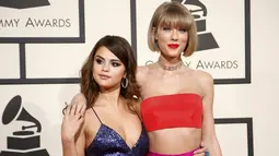 Selena Gomez dan Taylor Swift berpose untuk fotografer saat tiba di karpet merah Grammy Awards ke-58 di Staples Center, Los Angeles, Senin (15/2). (REUTERS / Danny Moloshok)