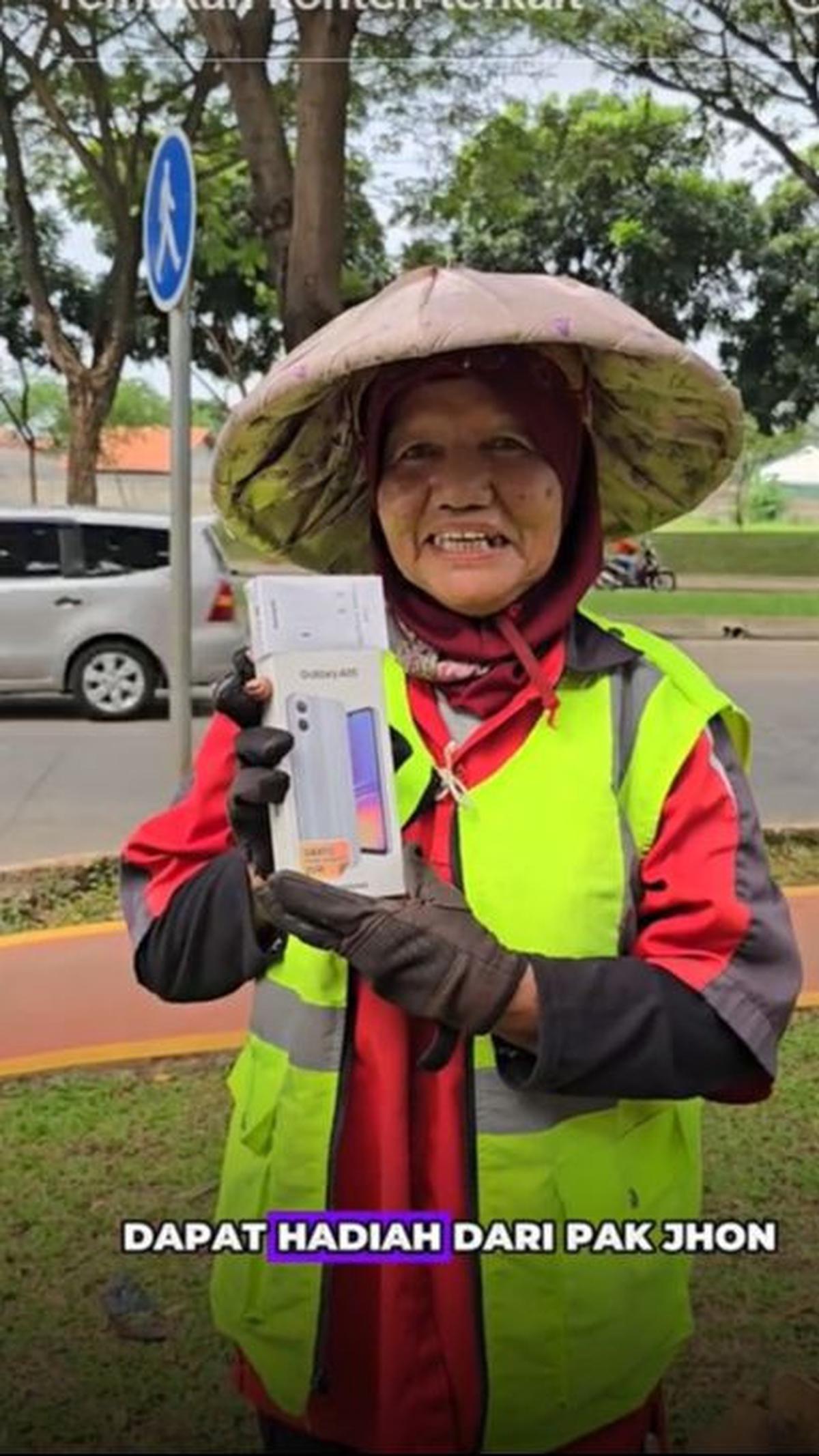 Tanpa diduga Jhon LBF memberi tukang sapu jalanan tersebut Hp baru.&nbsp;